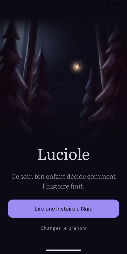 L’accueil de Luciole : une luciole dans un bois la nuit, le nom, l’accroche « Ce soir, ton enfant décide comment l’histoire finit. » et le bouton « Lire une histoire à Naia ».