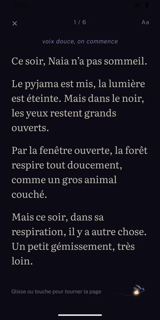 Une page de lecture : « voix douce, on commence » en italique, puis « Ce soir, Naia n’a pas sommeil. » en grande police crème sur fond sombre, et la luciole en bas à droite.
